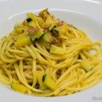 Pasta mit Zucchiniblüten in Safransauce