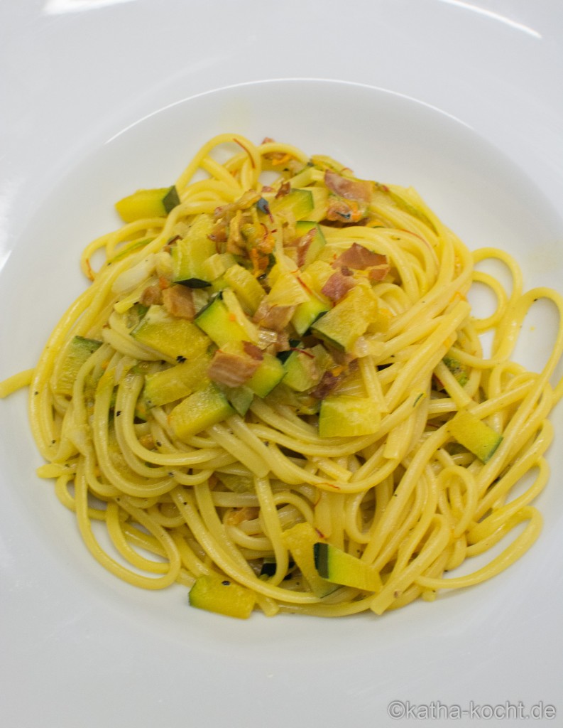 Pasta_mit_Zucchiniblüten_in_Safransauce_ (20)