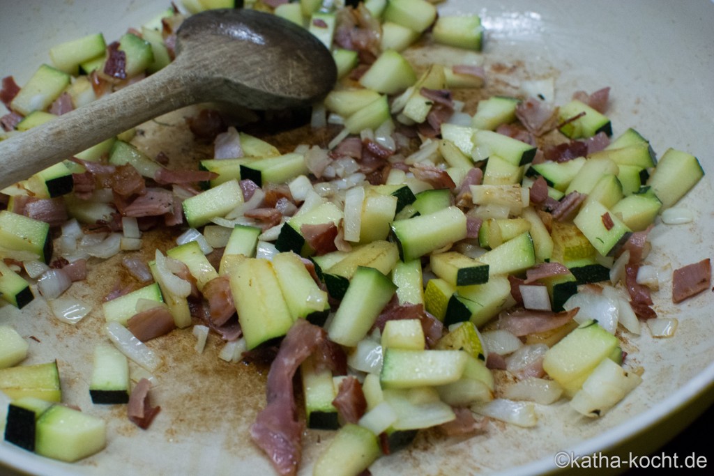 Pasta_mit_Zucchiniblüten_in_Safransauce_ (5)