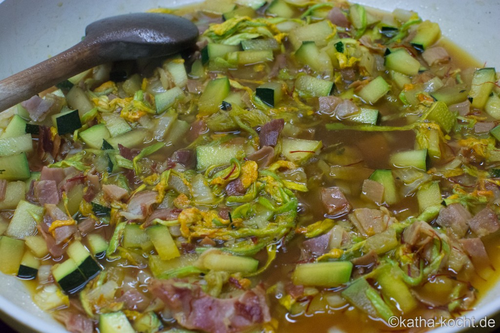 Pasta_mit_Zucchiniblüten_in_Safransauce_ (7)