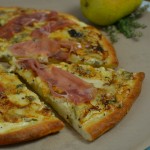 Spätsommer Pizza mit Birne und Schinken