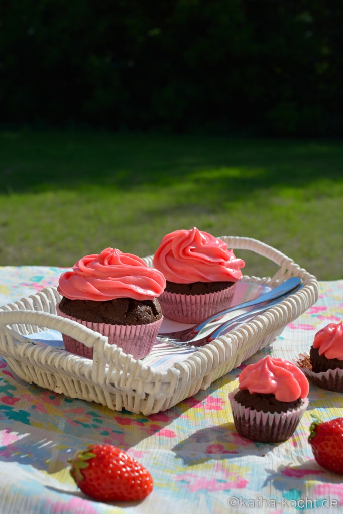 Schoko-Cupcakes mit rosa Frischkäsefrosting