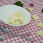 Stachelbeer Eis mit weißer Schokolade