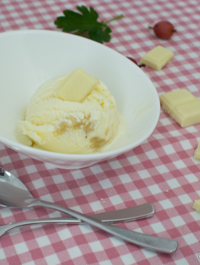 Stachelbeer Eis mit weißer Schokolade