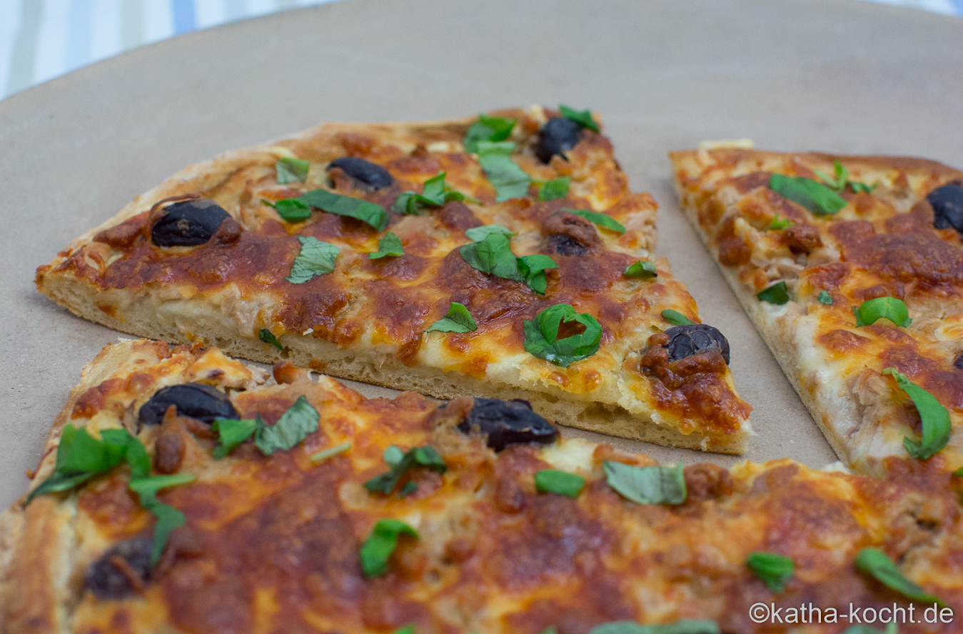 Thunfisch Pizza mit weißer Sauce - Katha-kocht!