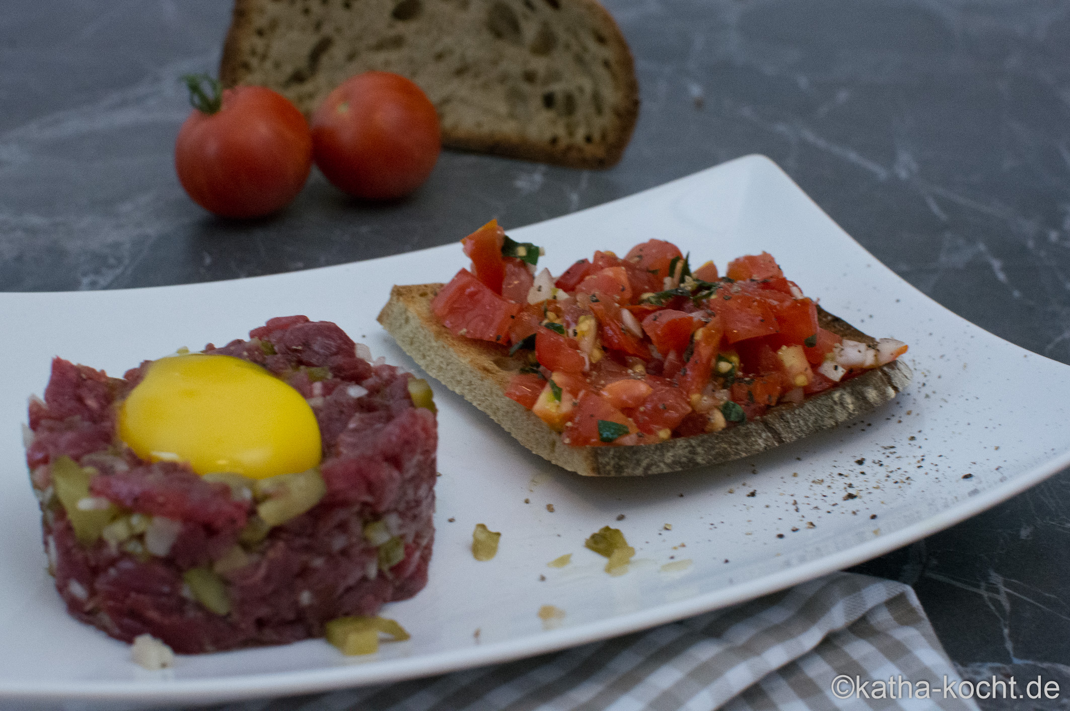 Rindertartar trifft Gewürzgurke - Katha-kocht!