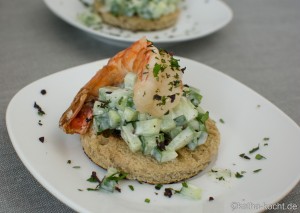 Rotgarnelen auf Gurkensalat