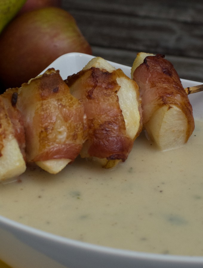 Pastinakensuppe mit Birne-Speck Spießen