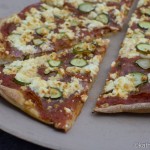 Salami Pizza mit Zucchini und Schafskäse