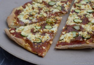 Salami Pizza mit Zucchini und Schafskäse