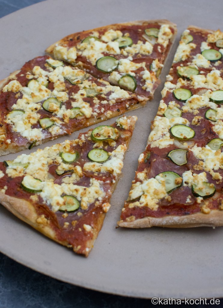 Salami_Pizza_mit_ZUcchini_und_Schafskäse_ (9)