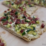 Flammkuchen mit Zucchini und Speck