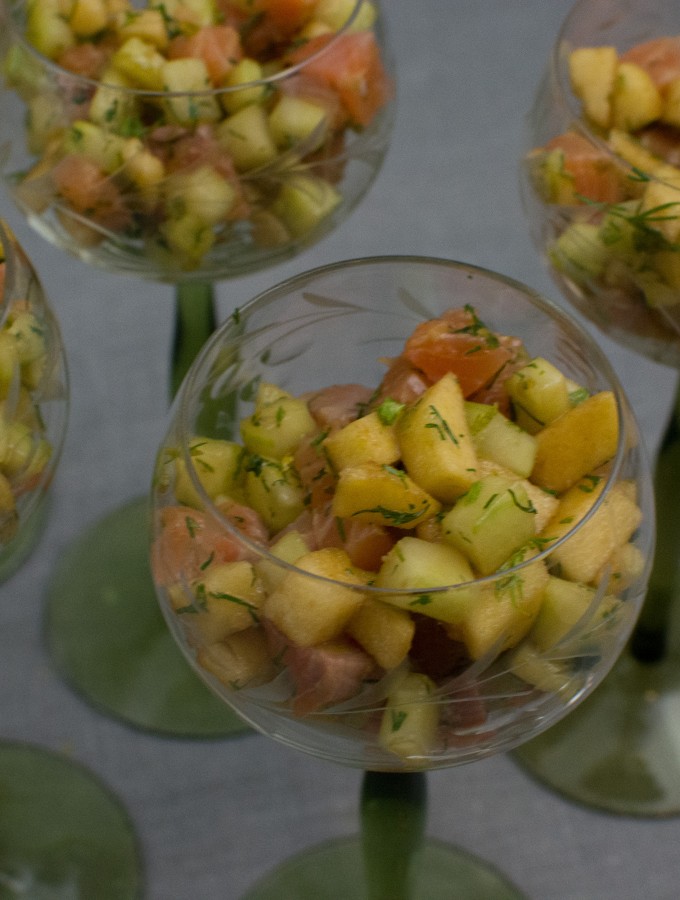 Salat vom gebeizten Lachs mit Apfel und Gurke