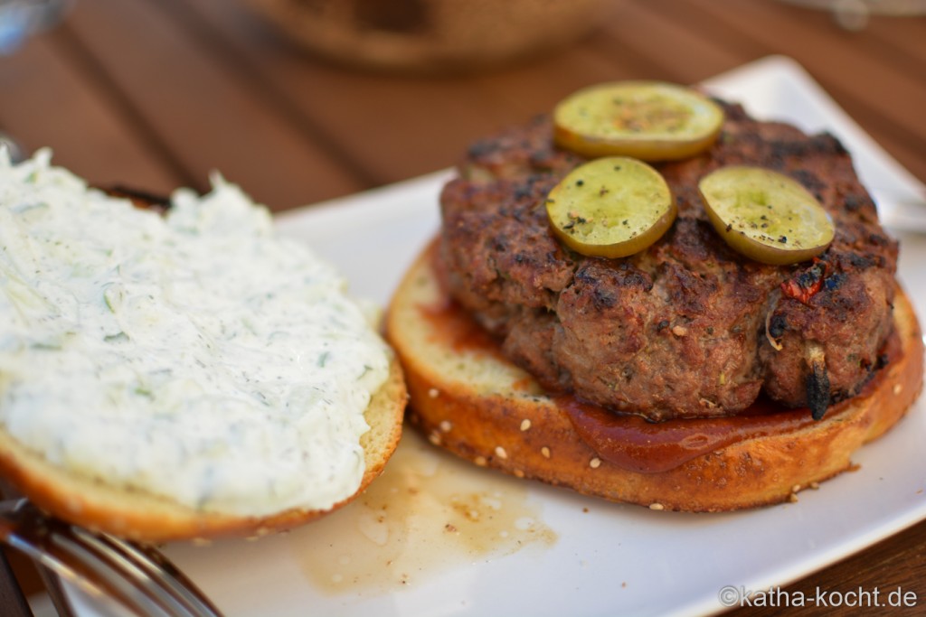 Burger_mit_Tsatziki_und_gegrillter_AUbergine_ (17)