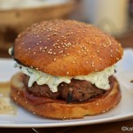 Burger mit Tsatziki und gegrillter Aubergine