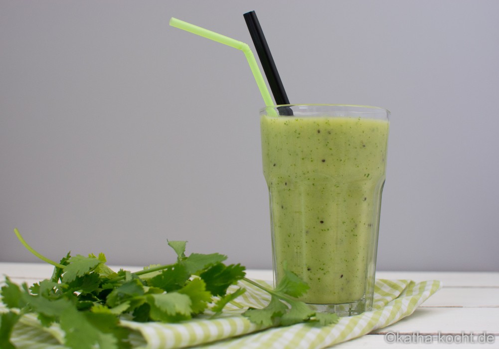 Grüner Smoothie mit Avocado und Kiwi