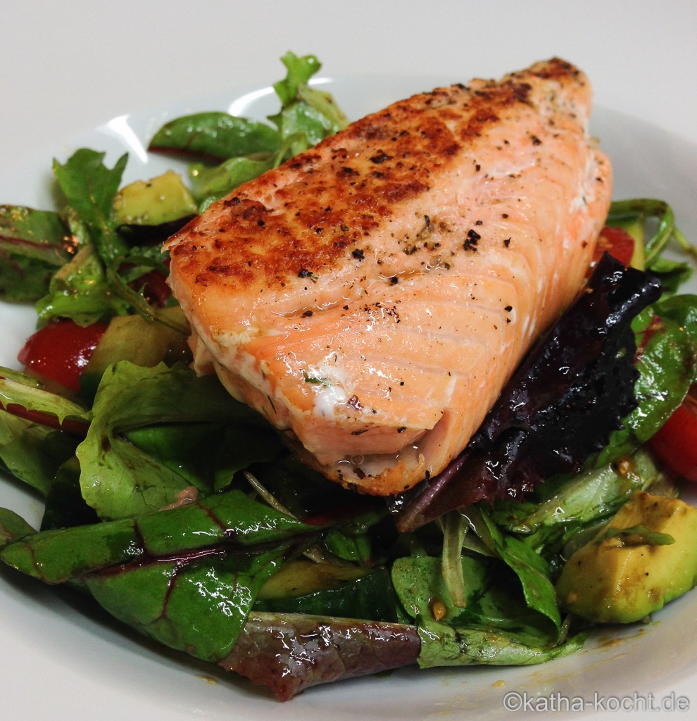 Lachs_auf_buntem_Salat_ (2)