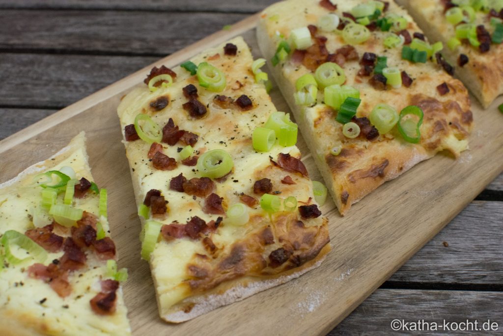 Rahmbrot mit Speck wie auf dem Weihnachtsmarkt