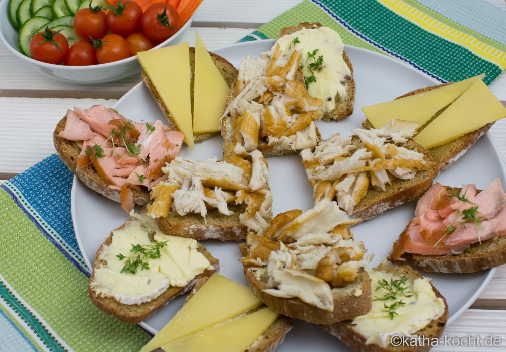 Abendbrot_mit_Räucherfisch_und_Käseschnitten_ (13)