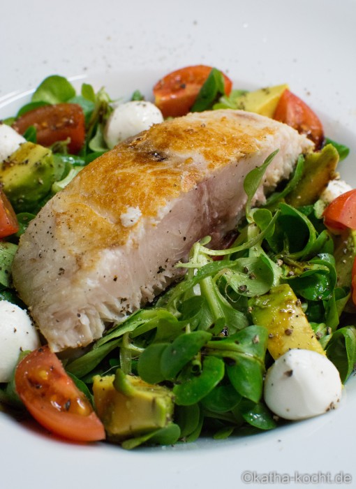 Gebratener_Cobia_auf_Salat_ (4)