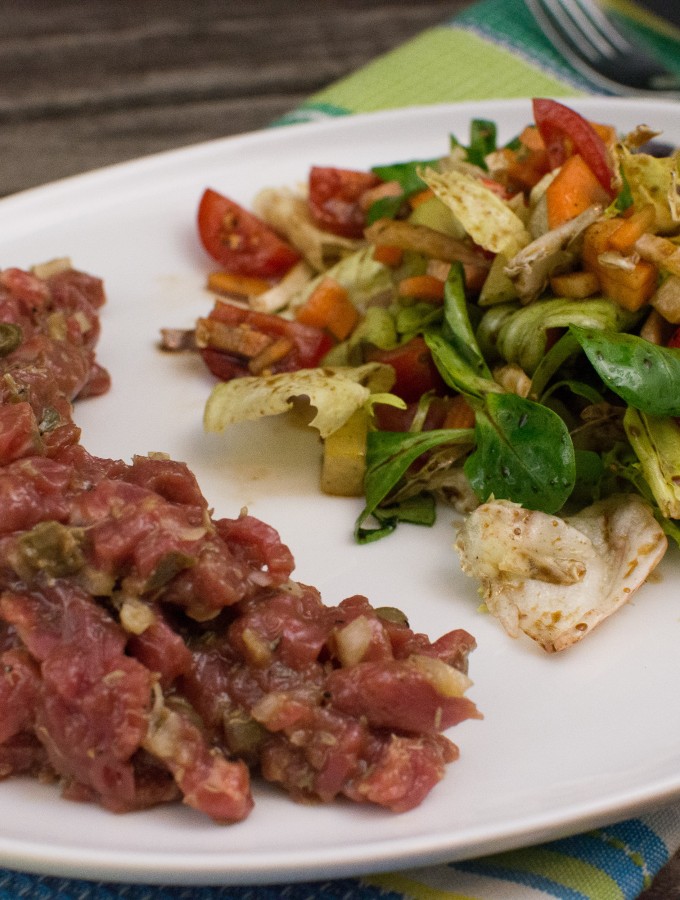 Klassisches Tartar mit knackigem Salat