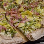 Pizza mit Rosenkohl und Speck