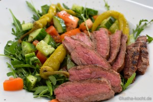 Salat mit Steakstreifen
