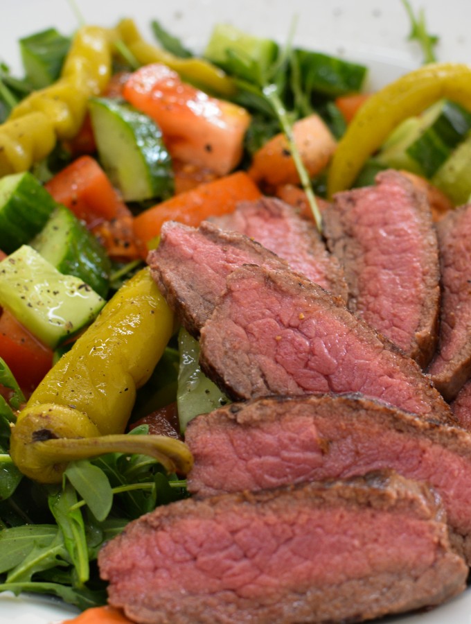Salat mit Steakstreifen