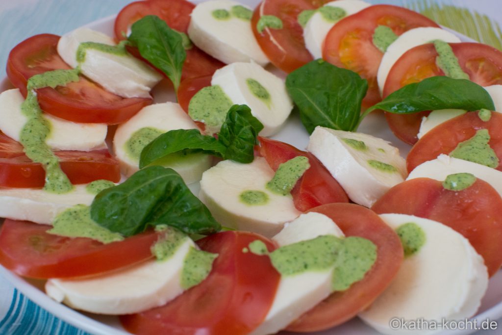 Tomate-Mozzarella mit Basilikumpesto - Katha-kocht!