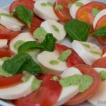 Tomate-Mozzarella mit Basilikumpesto