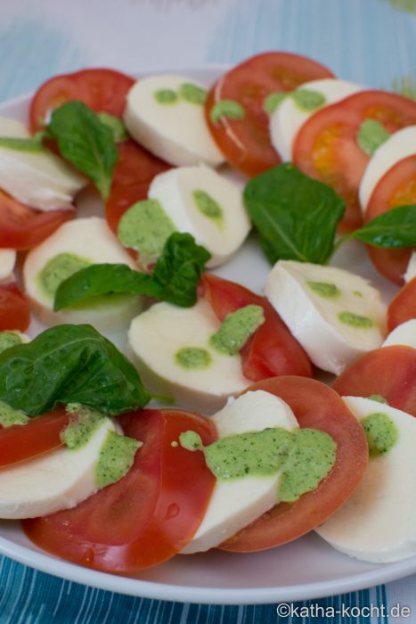 Tomate_Mozzarella_Salat_mit_Basilikum_Pesto_ (5)