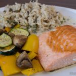 Lachs mit gebackenem Gemüse und Reis