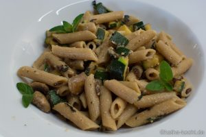 Penne mit Pilzen und Zucchini