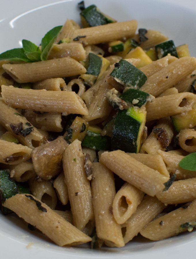 Penne mit Pilzen und Zucchini