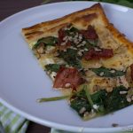 Blätterteigpizza mit Spinat und Schinken