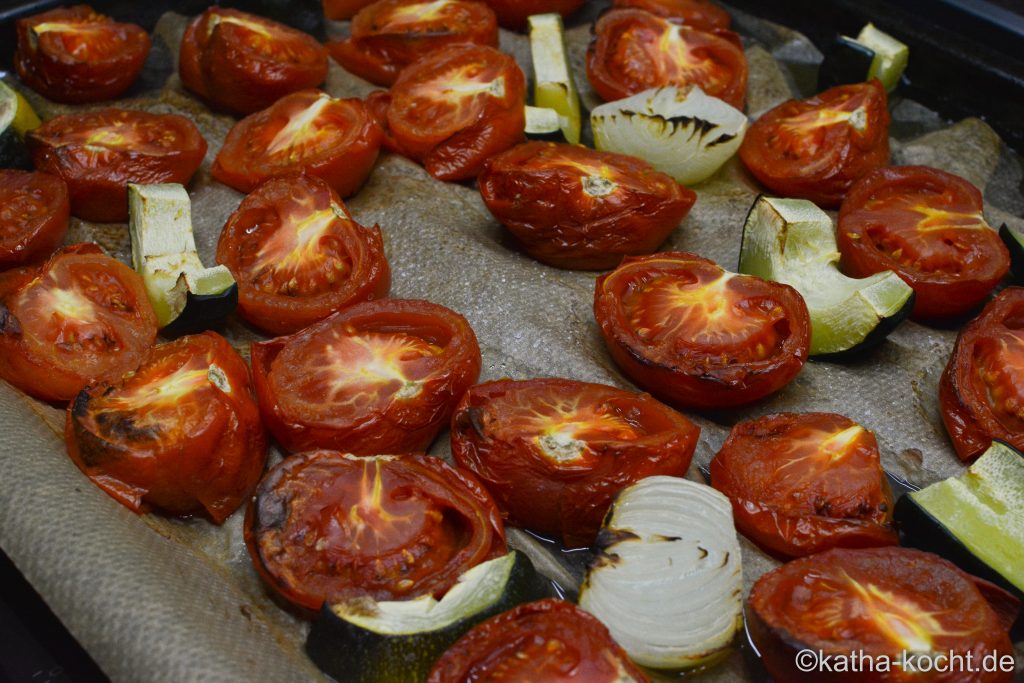 Gebackene_Tomatensuppe_mit_Zucchini_ (1)