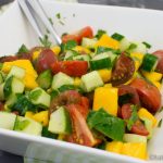 Bunter Mango-Gurke Salat