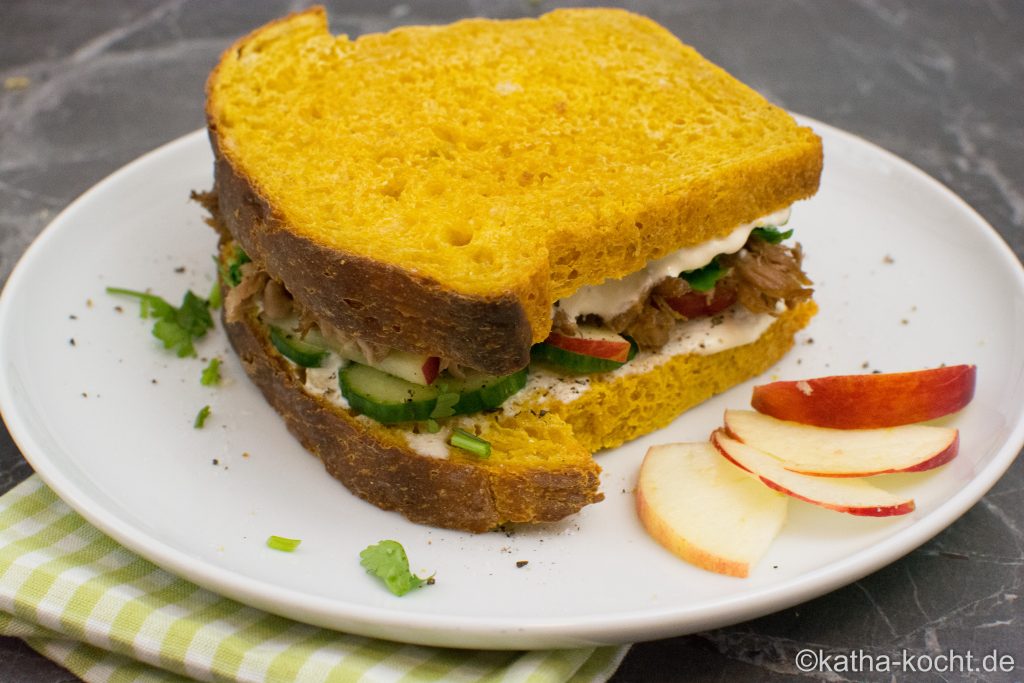 herbstliches pulled pork sandwich mit apfel und koriander