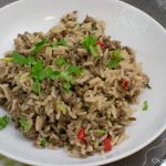 Scharfe Reispfanne mit Hackfleisch und Koriander
