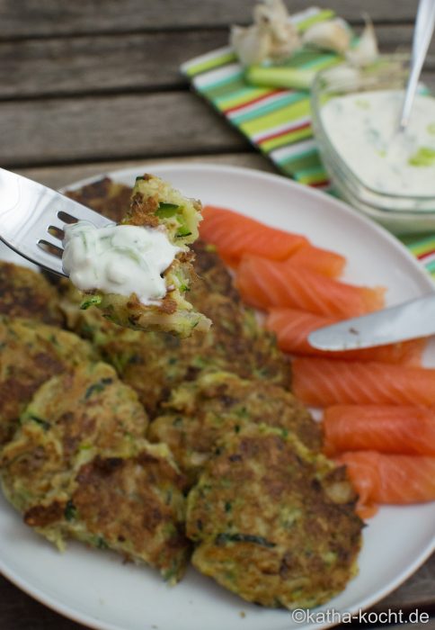 Klassische Zucchinipuffer mit Räucherlachs - Katha-kocht!