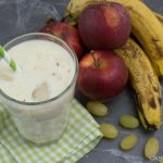 Buttermilch Drink mit Banane und Weintrauben