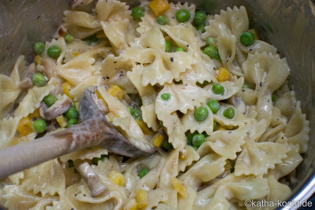 Farfalle mit buntem Gemüse und Lachs