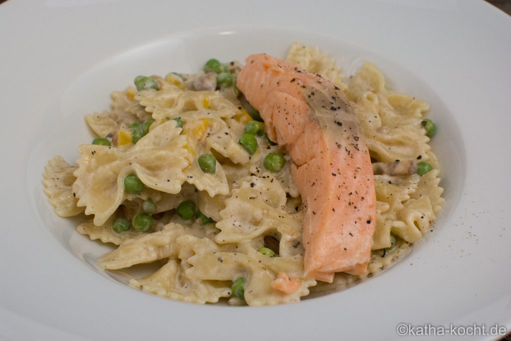 Farfalle mit buntem Gemüse und Lachs