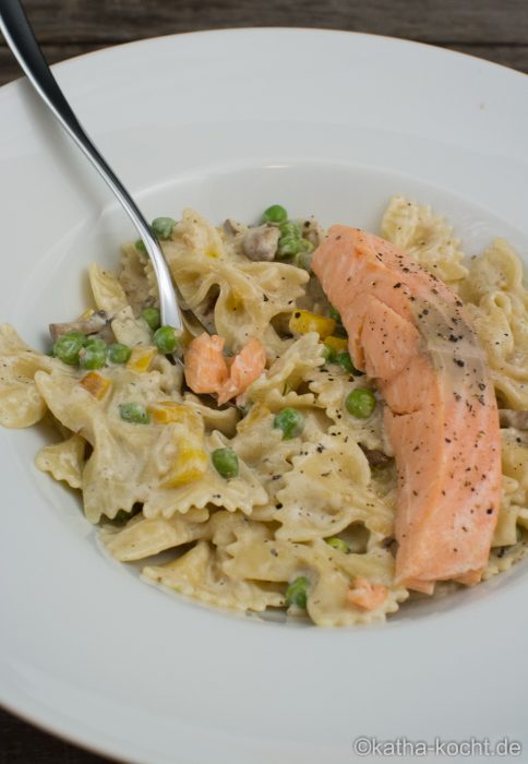 Farfalle mit buntem Gemüse und Lachs