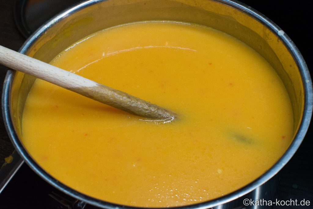 Muskatkürbis Suppe mit Garnelen