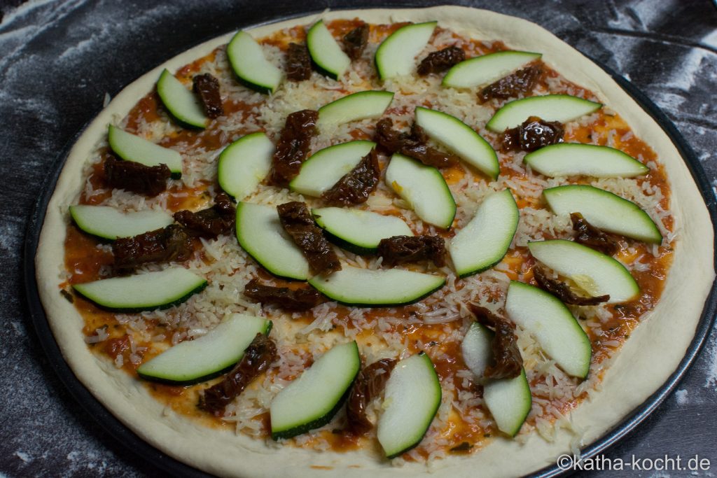 Pizza mit getrockneten Tomaten und Schafskäse