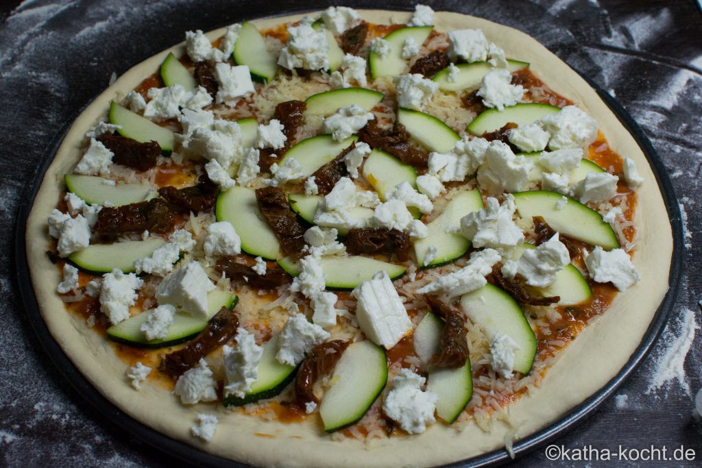 Pizza mit getrockneten Tomaten und Schafskäse