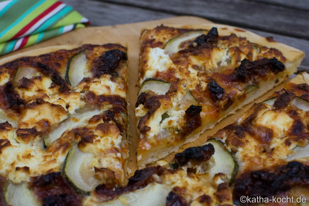 Pizza mit getrockneten Tomaten und Schafskäse