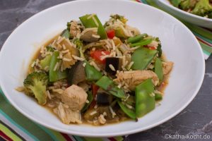 Asiatische Reispfanne mit Huhn und buntem Gemüse