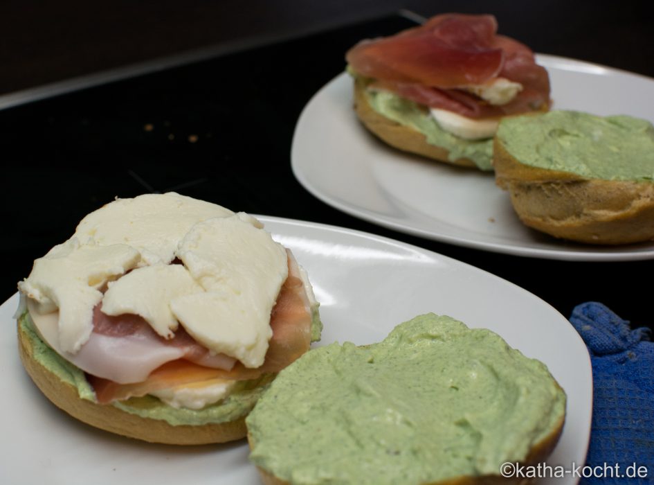 Bagel mit Mozzarella und Parmaschinken
